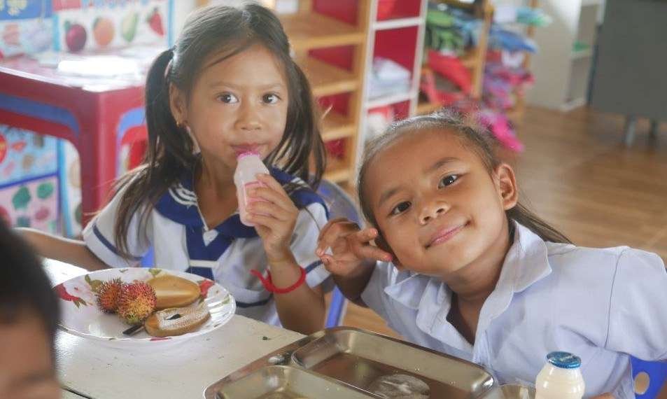 Children at Aide et Action Cambodia community preschool in Kep enjoying breakfast together, symbolizing friendship, kindness, and peace education.
