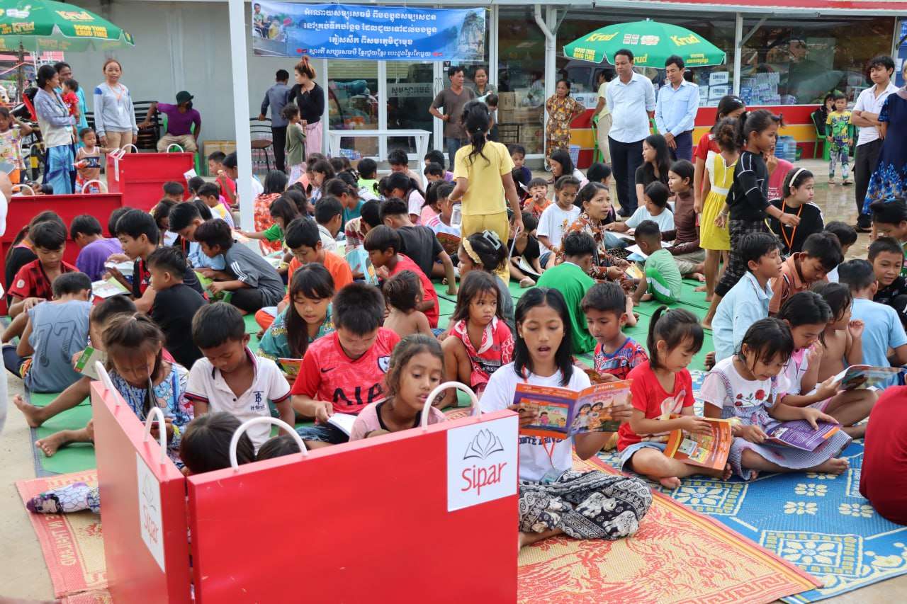 Displaced children in Siem Reap attending reading sessions organized by Sipar Cambodia